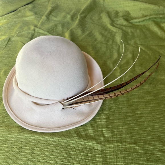Elegant Cream Mr John Vintage Wool Felt Hat with Pheasant Feather Detail - Picture 4 of 9